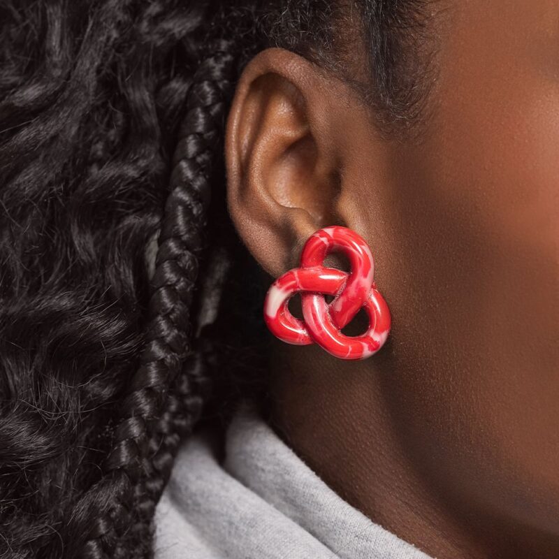 Brinco Baby Pretzel Vermelho - brinco de resina pequeno em formato de pretzel - Imagem 3