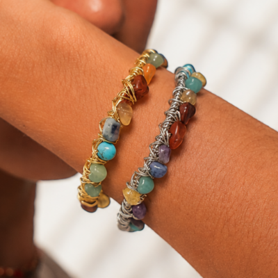 Pulseira Chakra Ouro - pulseira dourada com pedras naturais coloridas