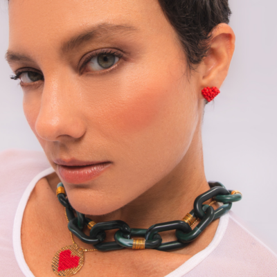 Brinco Amor Vermelho - brinco pequeno de miçanga em formato de coração