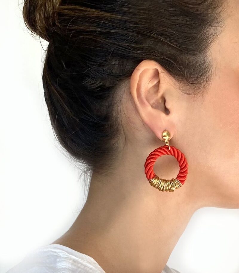 Brinco Corda Vermelho - brinco argola de corda e metal dourado - Image 2