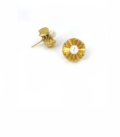 Brinco Stella Perola - brinco pequeno de metal dourado com pérola