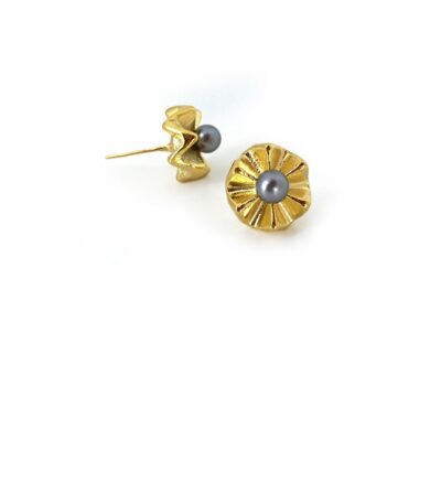 Brinco Stella Grafite - brinco pequeno de metal dourado com pérola grafite
