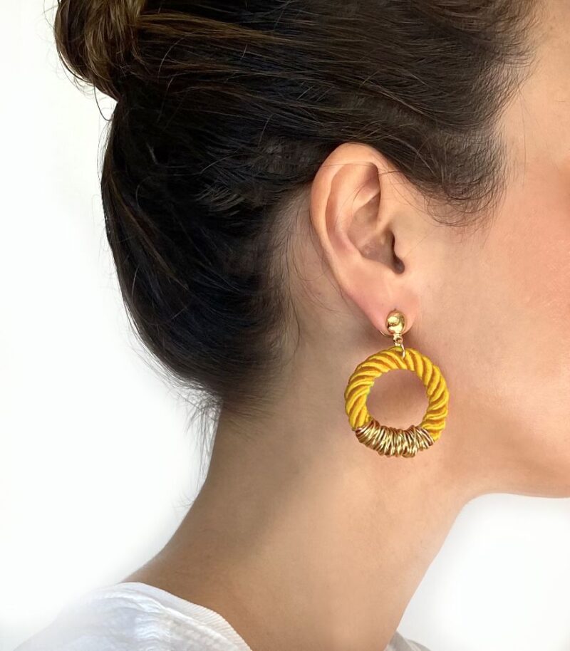 Brinco Corda Amarelo - brinco argola de corda e metal dourado - Imagem 2