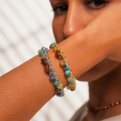 Pulseira Chakra Prata - pulseira prateada com pedras naturais coloridas