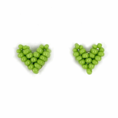 Brinco Amor Verde - brinco pequeno de miçanga em formato de coração