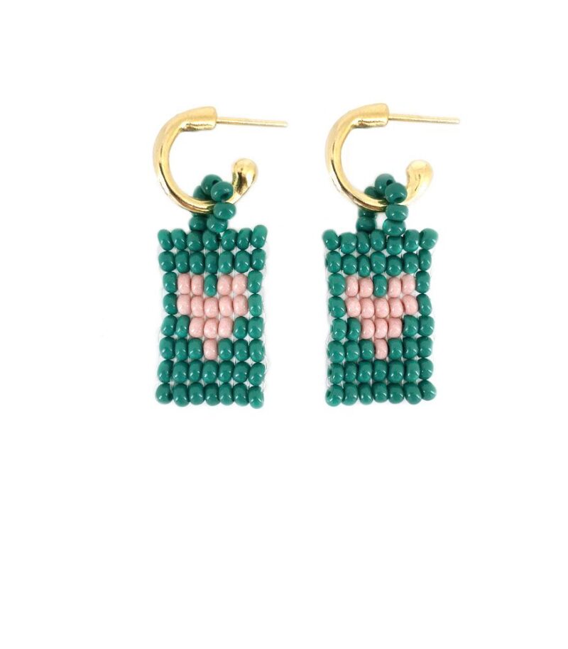 Brinco Mimo Verde - brinco de miçangas com coração e argola dourada