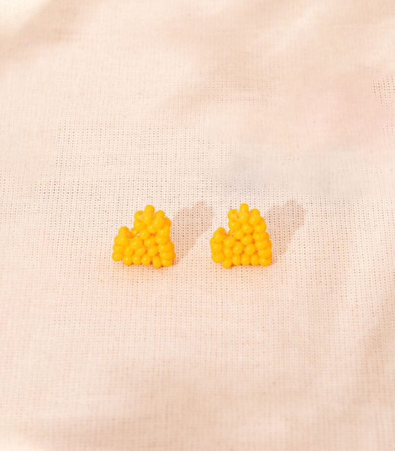 Brinco Amor Amarelo - brinco pequeno de miçanga em formato de coração - Imagem 3