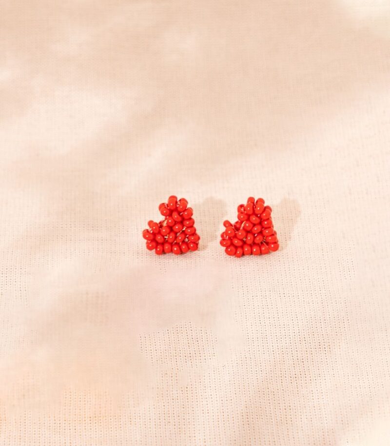 Brinco Amor Vermelho - brinco pequeno de miçanga em formato de coração - Imagem 5