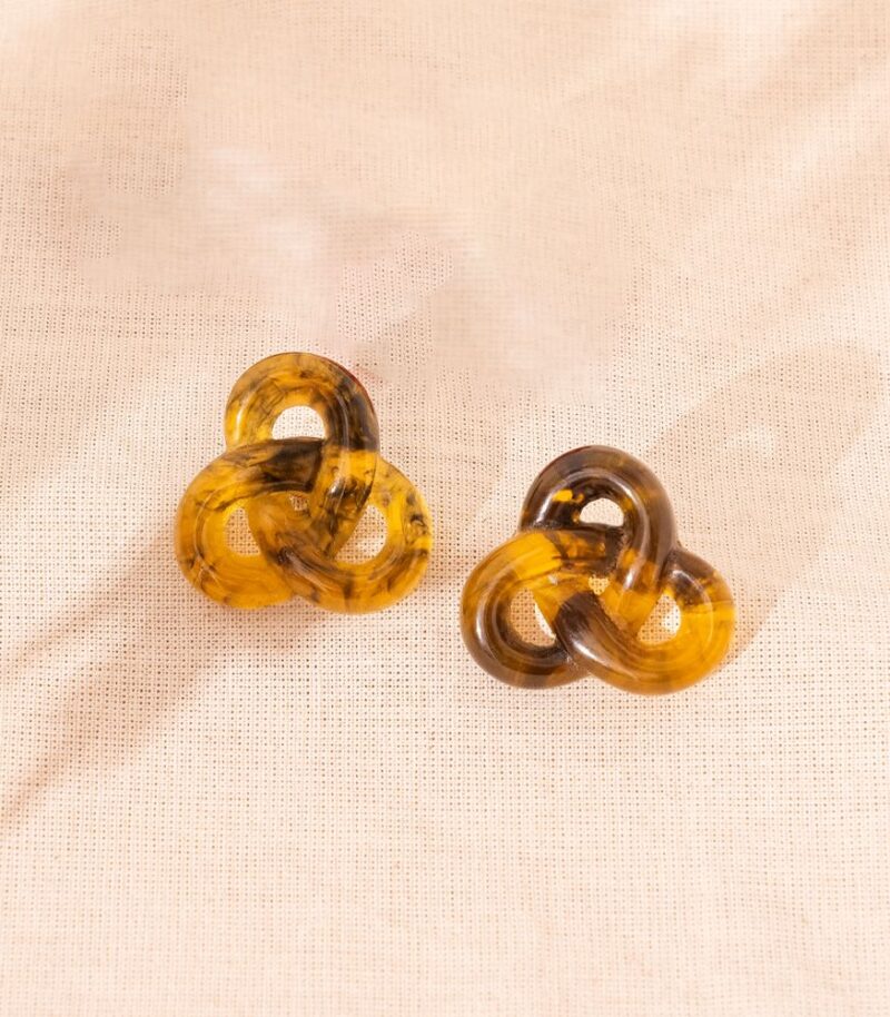 Brinco Baby Pretzel Tartaruga - brinco de resina pequeno em formato de pretzel - Imagem 2