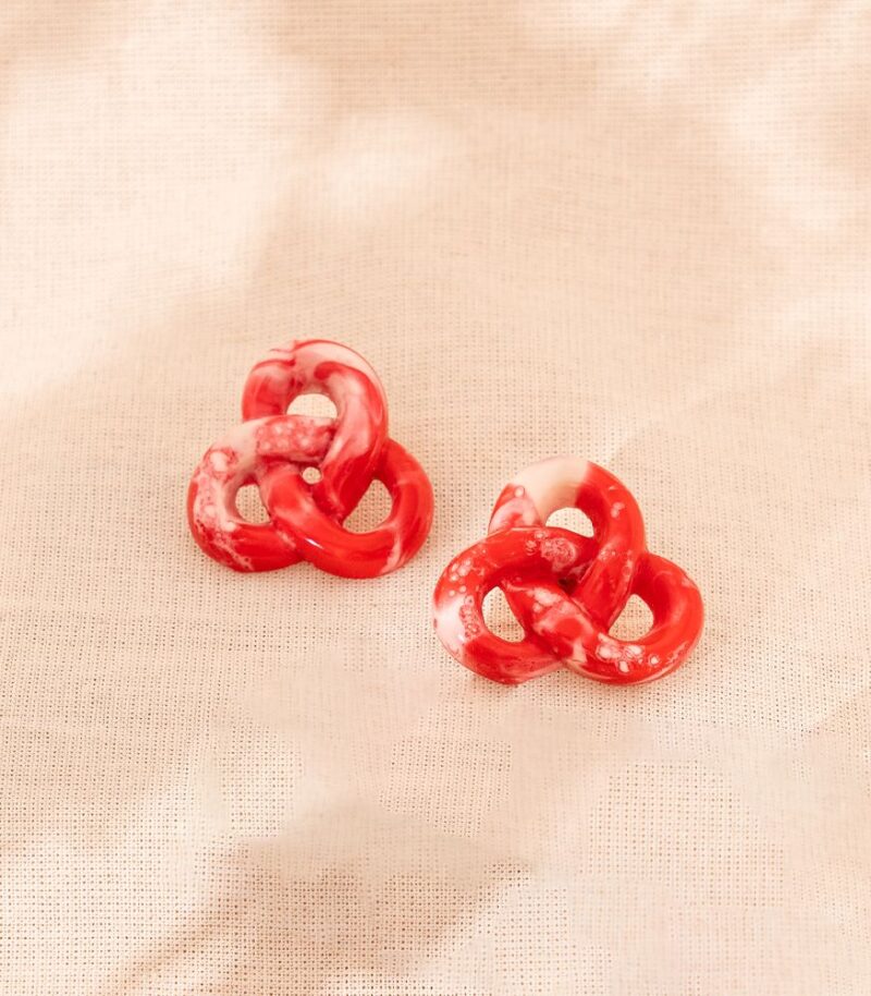 Brinco Baby Pretzel Vermelho - brinco de resina pequeno em formato de pretzel - Imagem 4