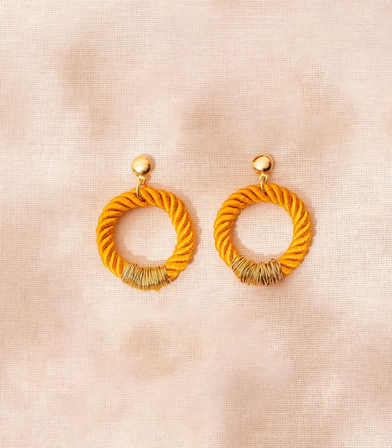 Brinco Corda Amarelo - brinco argola de corda e metal dourado - Imagem 3