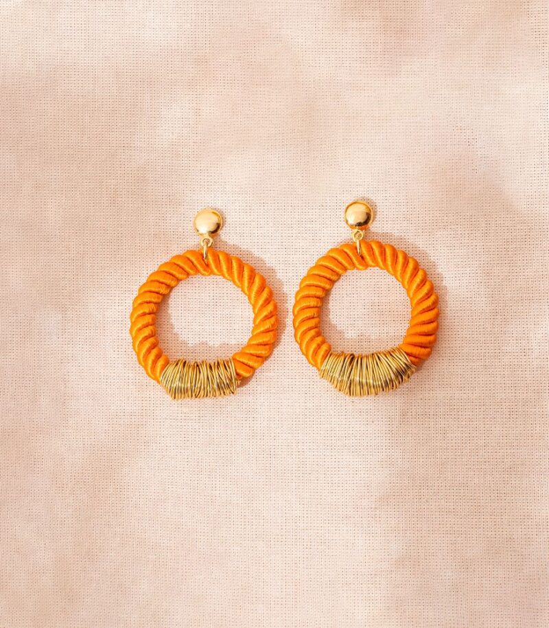 Brinco Corda Laranja - brinco argola de corda e metal dourado - Imagem 3