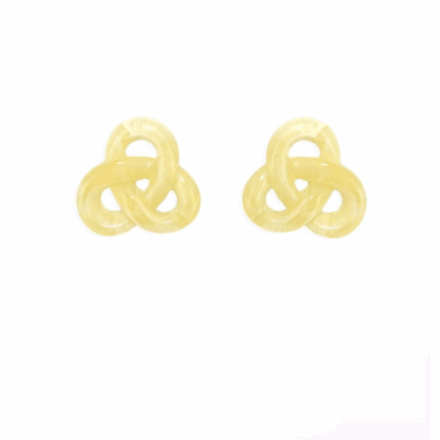 Brinco Baby Pretzel Cru - brinco de resina pequeno em formato de pretzel
