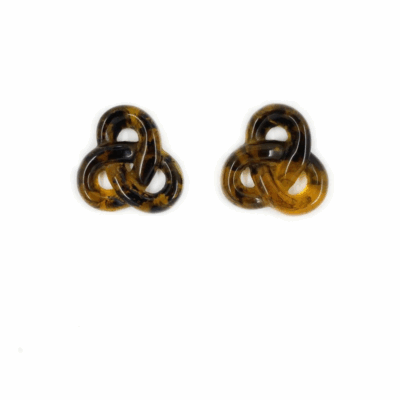 Brinco Baby Pretzel Tartaruga - brinco de resina pequeno em formato de pretzel
