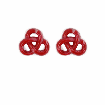 Brinco Baby Pretzel Vermelho - brinco de resina pequeno em formato de pretzel