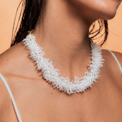 Colar Coral Branco - colar de miçangas bordado à mão inspirado no Brinco Alga