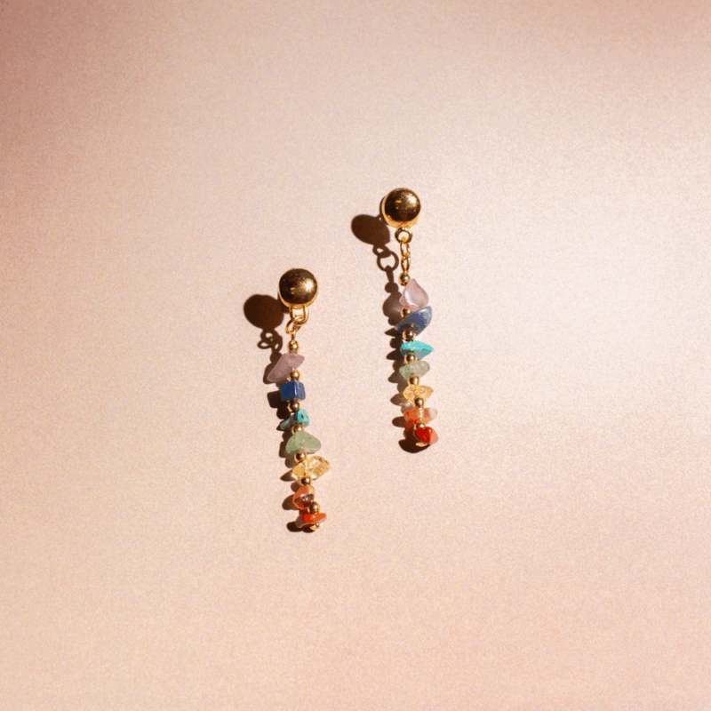 Brinco Chakra Ouro - brinco dourado com pedras naturais coloridas - Imagem 4