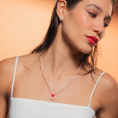 Escapulário Mimoso Rosé - Colar escapulário longo de miçangas com coração