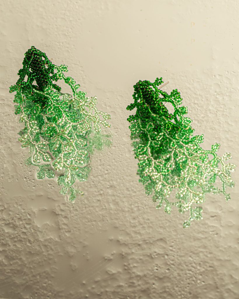 Brinco Alga Degradê Verde - Brinco de Miçanga em Formato de Coral e Alga - Image 6
