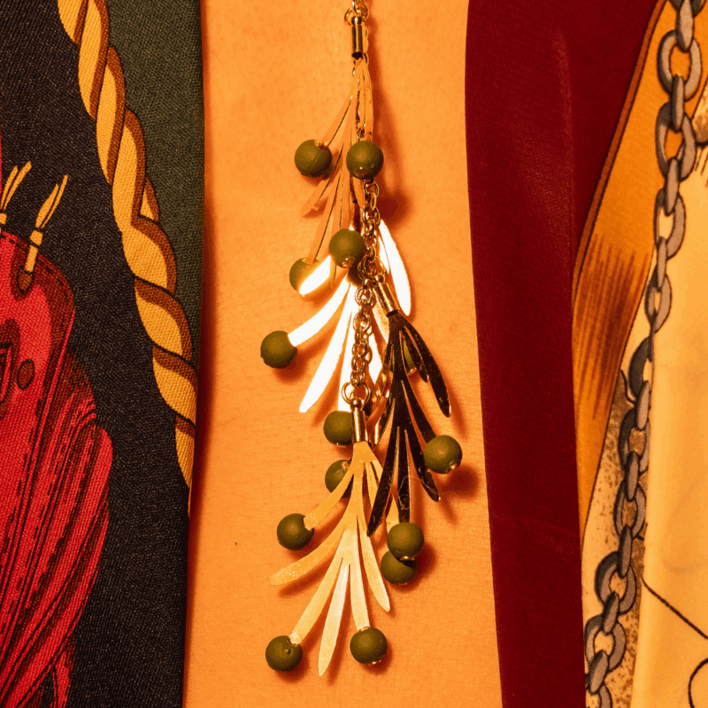 Colar Oliva - Colar de cacho de folhas em metal dourado com bolinhas em verde - Image 4