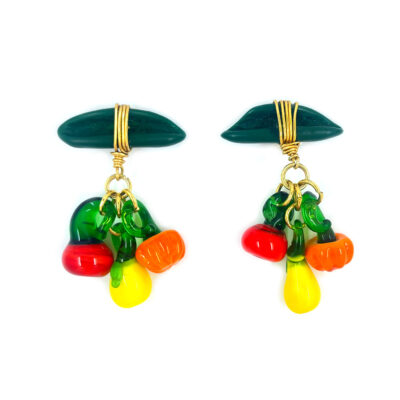 Brinco Minestrone - brinco com legumes em vidro, resina e metal dourado