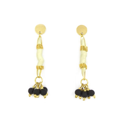 Brinco Trofie - brinco em cerâmica Trofie na cor crua com bolinhas pretas e metal dourado