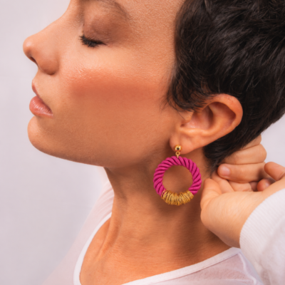 Brinco Corda Pink - brinco argola de corda e metal dourado