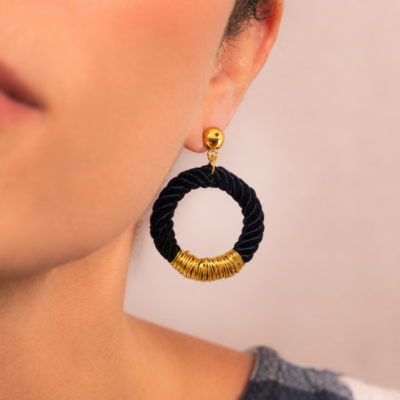 Brinco Corda Preto - brinco argola de corda e metal dourado