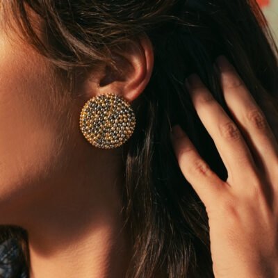 Alternative view of Brinco Cochar – brinco redondo com bolinhas metal prata e dourado
