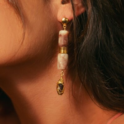 Alternative view of Brinco Bohemian Ametista – brinco em resina e pedra ametista com dourado