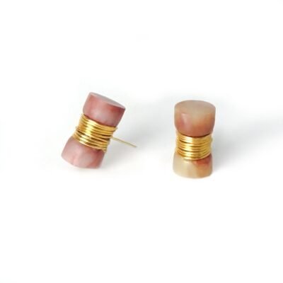 Brinco Boho Marrom – brinco de resina marrom e fio de metal dourado
