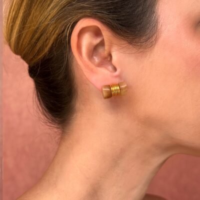 Alternative view of Brinco Boho Marrom – brinco de resina marrom e fio de metal dourado