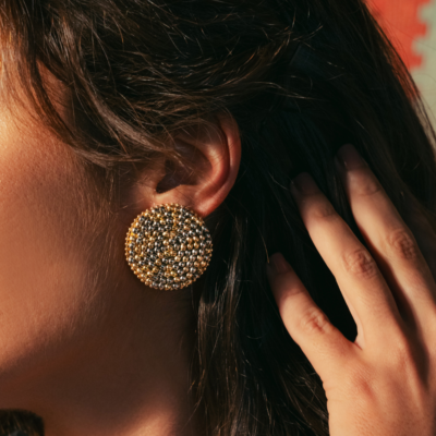 Brinco Cochar – brinco redondo com bolinhas metal prata e dourado