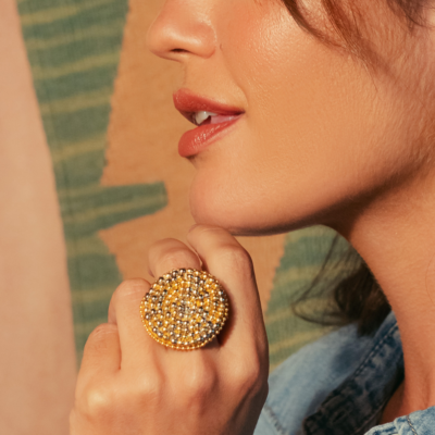 Anel Cochar – anel redondo com metal dourado e prata