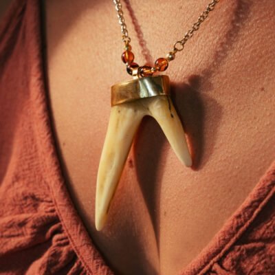 Alternative view of Colar Ossama – colar dente em resina corrente tipo dourada