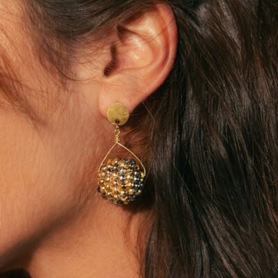 Alternative view of Brinco Dualis – brinco de bolas de metal prata e dourado
