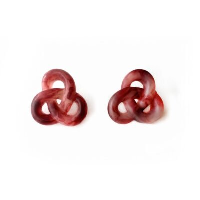 Brinco Baby Pretzel Marsala – brinco em resina marsala com formato de pretzel
