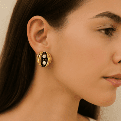 Alternative view of Brinco Dixe – brinco de metal dourado e bolinhas de vidro