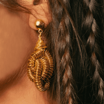 Alternative view of Brinco Serpeio – brinco em fio de cobre e metal dourado