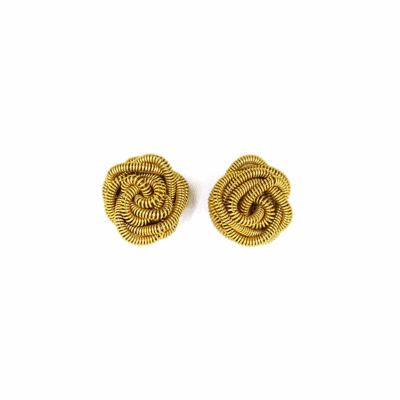 Brinco Rosa Aramado – brinco em formato de flor em fio de metal dourado