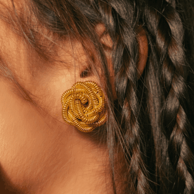 Alternative view of Brinco Rosa Aramado – brinco em formato de flor em fio de metal dourado