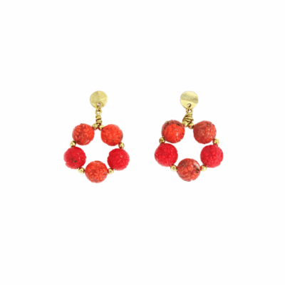 Brinco Poente Coral – brinco com bolinhas de metal dourado e contas laranjas mescladas e vermelhas