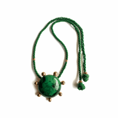 Colar Sol Malaquita - colar com sol em metal dourado e resina malaquita e cordão de São Francisco verde
