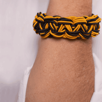Alternative view of Pulseira Fulgê Amarelo – pulseira de macramê com elásticos amarelo e preto