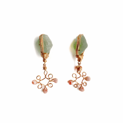 Brinco Dourê – brinco com pedra quartzo verde, bolinhas rosê e fio de metal dourado