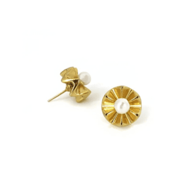 Brinco Stella Perola - brinco pequeno de metal dourado com pérola