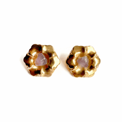 Brinco Aurin – brinco flor em metal dourado com pedra ametista