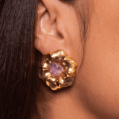 Alternative view of Brinco Aurin – brinco flor em metal dourado com pedra ametista