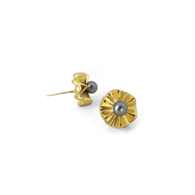 Brinco Stella Grafite - brinco pequeno de metal dourado com pérola grafite