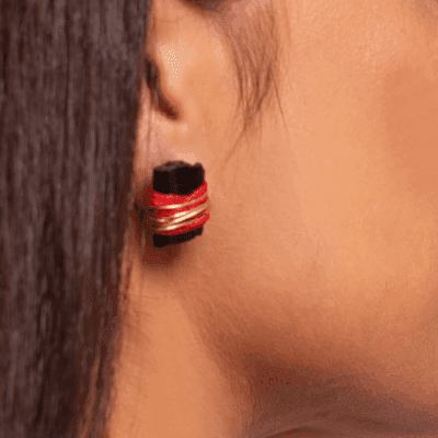 Alternative view of Brinco Raia Preto – brinco com turmalina preta, linha vermelha e fio de metal dourado